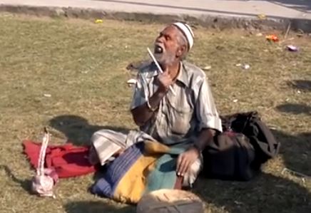 Funny Indian Magician Eating 1/2 Kg Iron Balls